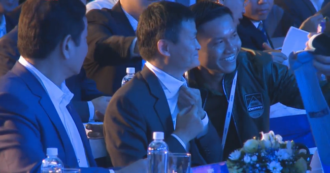  Jack Ma vui vẻ chụp ảnh selfie cùng người hâm mộ Việt - Ảnh 1.