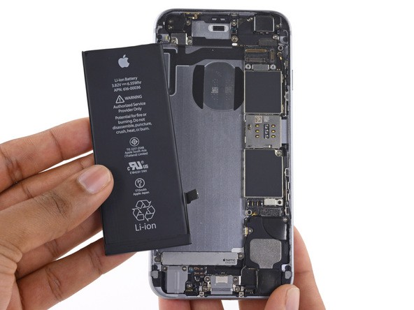 [CHÍNH THỨC] Apple đưa ra lý do tại sao họ làm chậm iPhone cũ: tất cả là tại cục pin, làm thế để trải nghiệm người dùng thoải mái hơn - Ảnh 1.