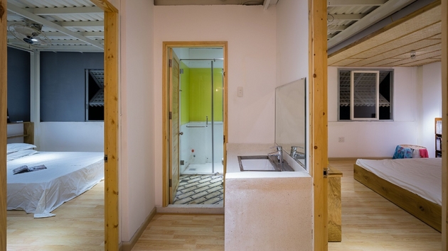  Một phòng vệ sinh nhỏ được thiết lập tại nút giao thông giữa hai phòng ngủ. Lavabo được đặt bên ngoài nhằm giảm sự ảnh hưởng về hoạt động giữa các thành viên trong đình. 