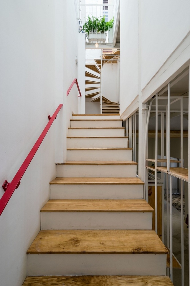  Cầu thang được đặt lui về cuối nhà với giếng trời, thay vì giữa nhà như hiện trạng ban đầu. Một cầu thang xoắn nhỏ được thiết lập để kết nối tầng 2 với tầng 3. 