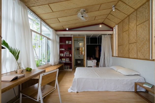  Phòng ngủ master hiện diện với cửa sổ băng dài và hệ trần cót tre đặc biệt. Tại đây, ánh sáng, gió và sự yên tĩnh hòa quyện với nhau. 