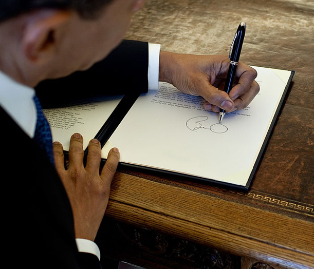  Đâu có cô giáo nào bắt Obama phải dùng tay phải để ký đâu! 