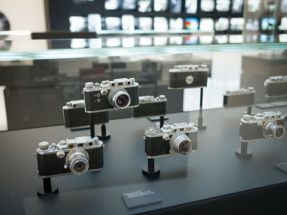  Thoạt nhìn những sản phẩm này trông giống như những chiếc máy rangefinders Leica cổ điển, nhưng trên thực tế chúng lại là sản phẩm của một số thương hiệu khác đã copy thiết kế của Leica và đã đạt được mức độ thành công khác nhau. Một số trong đó, như các bản sao đã được chế tạo sau chiến tranh của Canon và Taylor-Hobson, là tuyệt vời… 