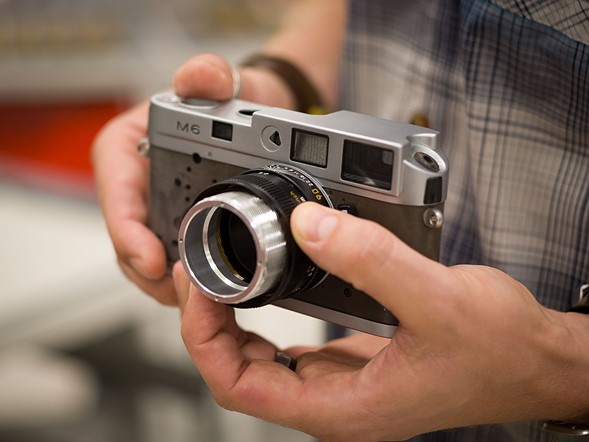 Kiểm tra thủ công luôn là công đoạn cuối cùng tại mỗi khâu sản xuất. Tại đây, cơ chế lấy nét của một ống kính 90mm F4 được gắn vào thân máy Leica M6. Sau khi vượt qua giai đoạn kiểm tra nhanh này nó sẽ được chuyển sang công đoạn tiếp theo. 