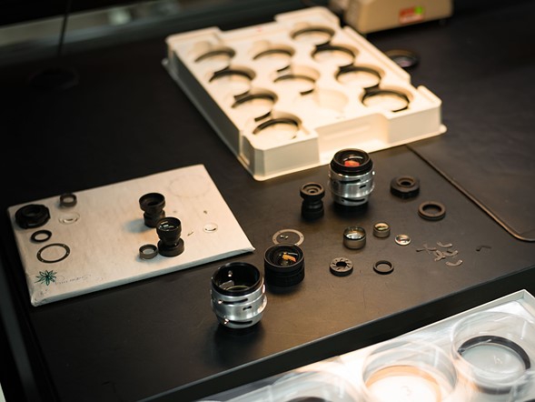  Ống kính Noctilux 50mm đã được gửi lại để tháo ra và làm sạch. 