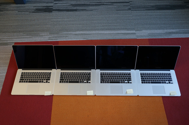  Trong nhiều năm, những chiếc MacBook Pro gần như không có thay đổi gì về thiết kế cũng như công nghệ hỗ trợ. 