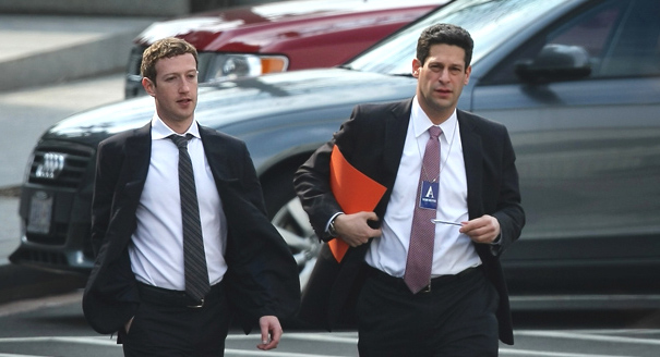  Mark Zuckerberg trên đường đến tòa án tại Dallas 