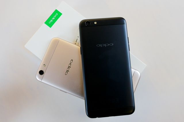  Đặt cạnh phiên bản OPPO F3 vàng hồng. 