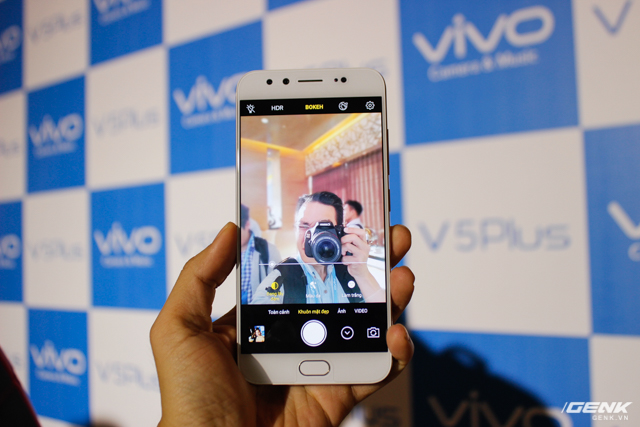  Chế độ Bokeh mode trong Vivo V5 Plus giúp người dùng có nhiều bức ảnh selfie xoá phông siêu ảo diệu. 