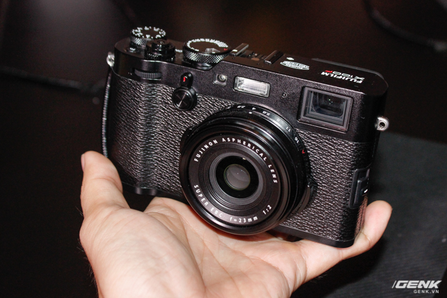  Đây là chiếc máy ảnh compact thế hệ thứ 4 của dòng X100 với một số cải tiến đáng kể. 