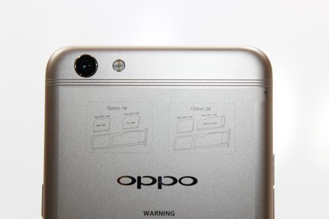  Sợi chỉ ăng-ten được OPPO thiết kế lại. Theo hãng, cách thiết kế này giúp tăng khả năng thu sóng tốt hơn so với kiểu trước đây. 