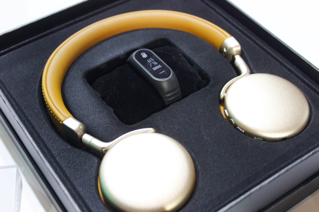  Bộ quà tặng tiện ích, thời trang gồm tai nghe Bluetooth TEKIN và vòng đeo tay chăm sóc sức khỏe H-Band. 