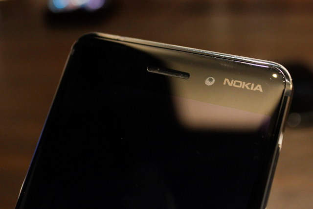  Logo Nokia đặt bên cạnh camera selfie. Chiếc Nokia 6 này trang bị camera trước 8 MP. 