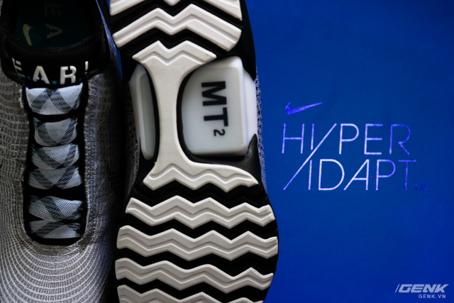  Một phần trên thân giày (upper) và bộ đế của Nike HyperAdapt 1.0 