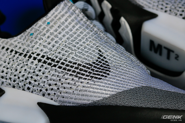  Phần lớn thân giày (upper) của Nike HyperAdapt 1.0 được làm từ chất liệu lưới dệt polyester mềm mại nhưng chắc chắn 