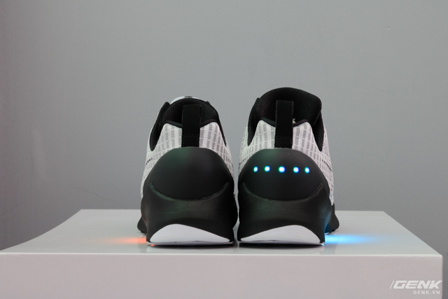  Khi được khởi động, hệ thống đèn LED trên mỗi chiếc giày sẽ cho ra ánh sáng có màu sắc khác nhau, cụ thể là xanh dương và màu cam 