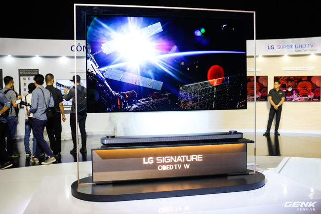  LG OLED signature W sẽ có 2 tuỳ chọn kích thước là 65 và 77 inch. Đồng thời nó được trang bị những công nghệ và chuẩn hình ảnh tiên tiến nhất như Multiple HDR (HDR10, HLG, Advenced HDR, HDR effect), ULTRA Luminance, Dolby Vision, Hybrid Log Gamma. Bên cạnh đó, nó cũng là chiếc TV đầu tiên trên thế giới trang bị công nghệ âm thanh vòm Dolby Atmos. 