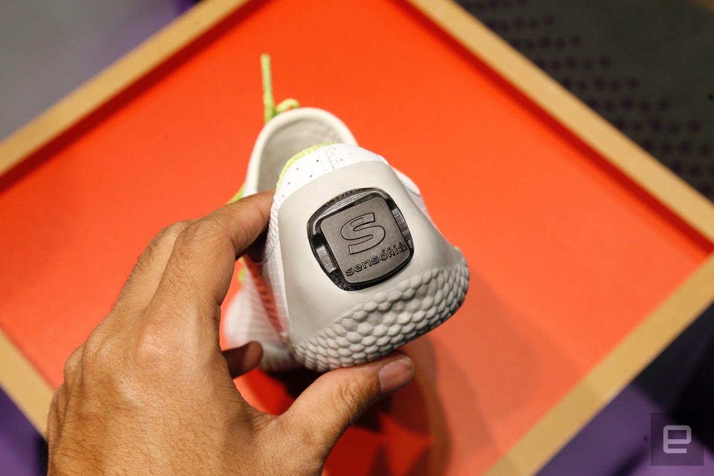 [CES 2017] Quên Xiaomi 90 đi, đây mới là đôi giày vừa thông minh, vừa an toàn, lại có cả AI hỗ trợ