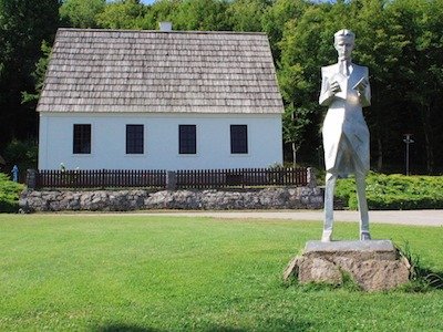  Căn nhà nơi Tesla sinh ra đã được phục chế, bên cạnh là bức tượng của ông. 