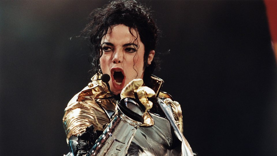  Huyền thoại Micheal Jackson với mái tóc xoăn đặc trưng 