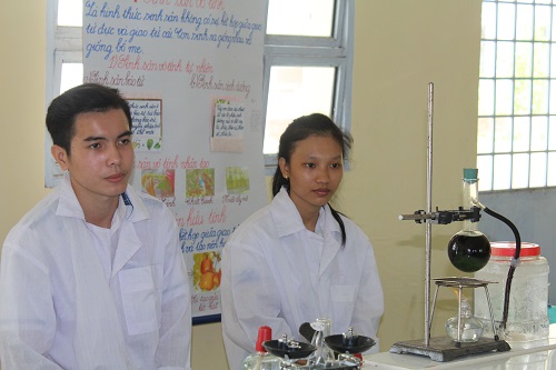  Hai học sinh Lê Song Hồ và Nguyễn Thị Yến Bình đang thí nghiệm tách chiết các chất từ cây cúc dại và cây thuốc cá. Ảnh: Nhân vật cung cấp. 