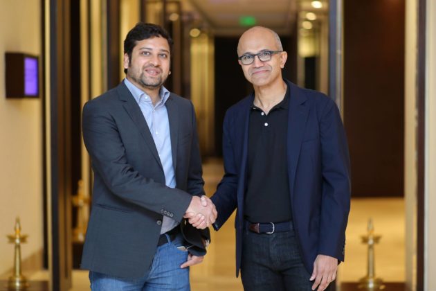  CEO Satya Nadella của Microsoft và nhà đồng sáng lập kiêm CEO Binny Bansal của Flipkart. 