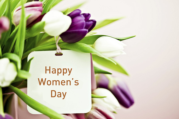  Ngày phụ nữ thường gắn liền với hình ảnh những bông hoa, nhưng không phải lúc nào hoa cũng là món quà thích hợp. 