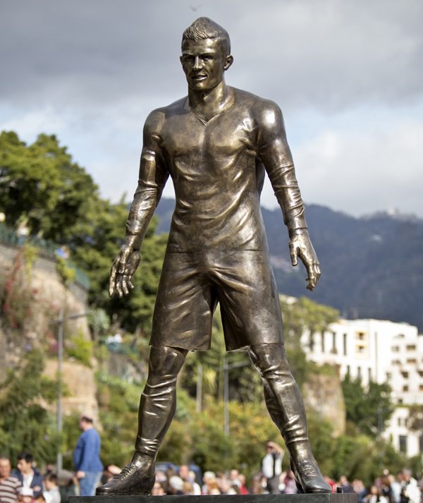  Siêu sao bóng đá Bồ Đào Nha có vẻ không có duyên lắm với chuyện tạc tượng. Một bức tượng khác của anh được dựng ở Funchal vào năm 2014 trông cũng chẳng thấy giống khổ chủ ở chỗ nào 