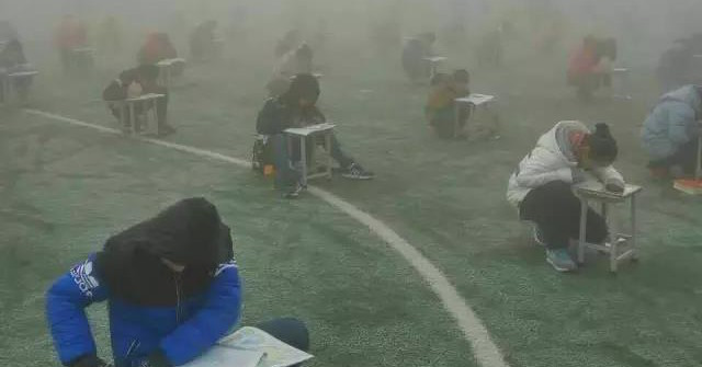 Chỉ Trung Quốc mới có kiểu ngồi xổm làm bài thi như thế này. Với không khí ô nhiễm mù mịt, muốn quay sang chép bài cũng khó! 