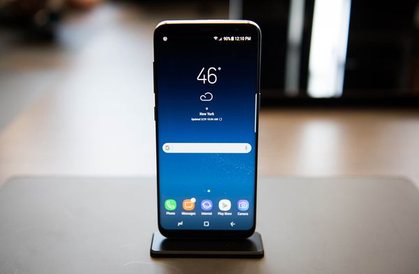  Galaxy S8/S8 với màn hình OLED cong của Samsung đang được đón nhận nồng nhiệt 