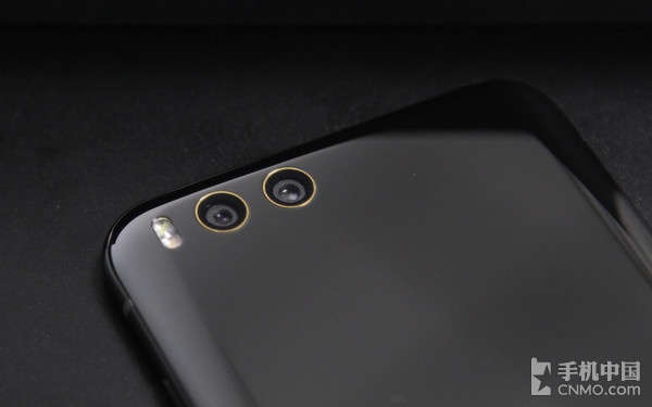  Mi 6 Ceramic Edition cũng có viền vàng 18k xung quanh camera giống như những gì Xiaomi đã làm trên Mi MIX Ceramic Edition. 