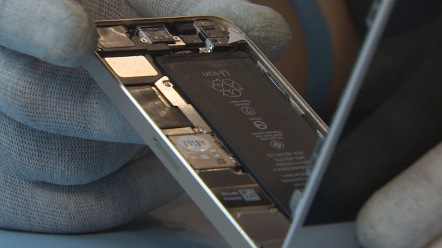 Chiếc iPhone 5s của Benjamin Thomas bị đem ra mổ xẻ. Ảnh: CBC Toronto
