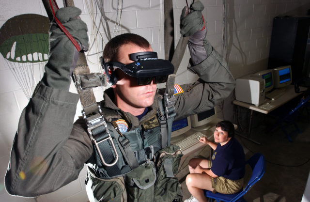  Một người lính sử dụng kính thực tế ảo để tập luyện. 