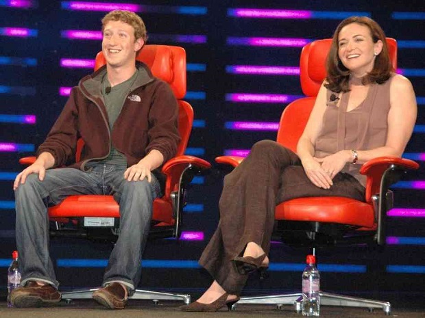  Sheryl Sandberg bên cạnh Mark Zuckerberg 