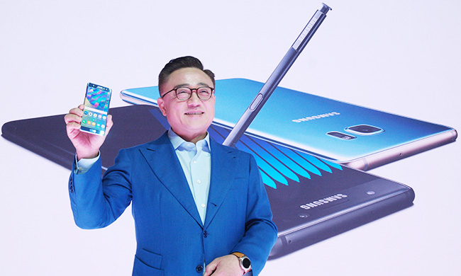  CEO Samsung giới thiệu Galaxy Note 7 vào năm ngoái. 