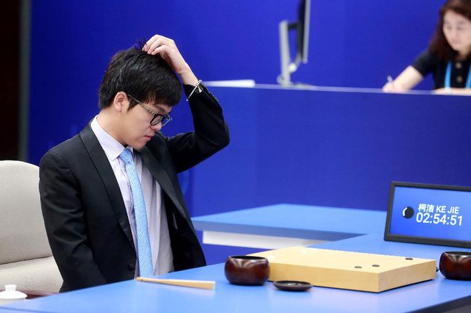  Kỳ thủ cờ vây 19 tuổi người Trung Quốc, Ke Jei thất bại trước chương trình trí tuệ nhân tạo của Google. Ảnh: STR / AFP / Getty Images. 