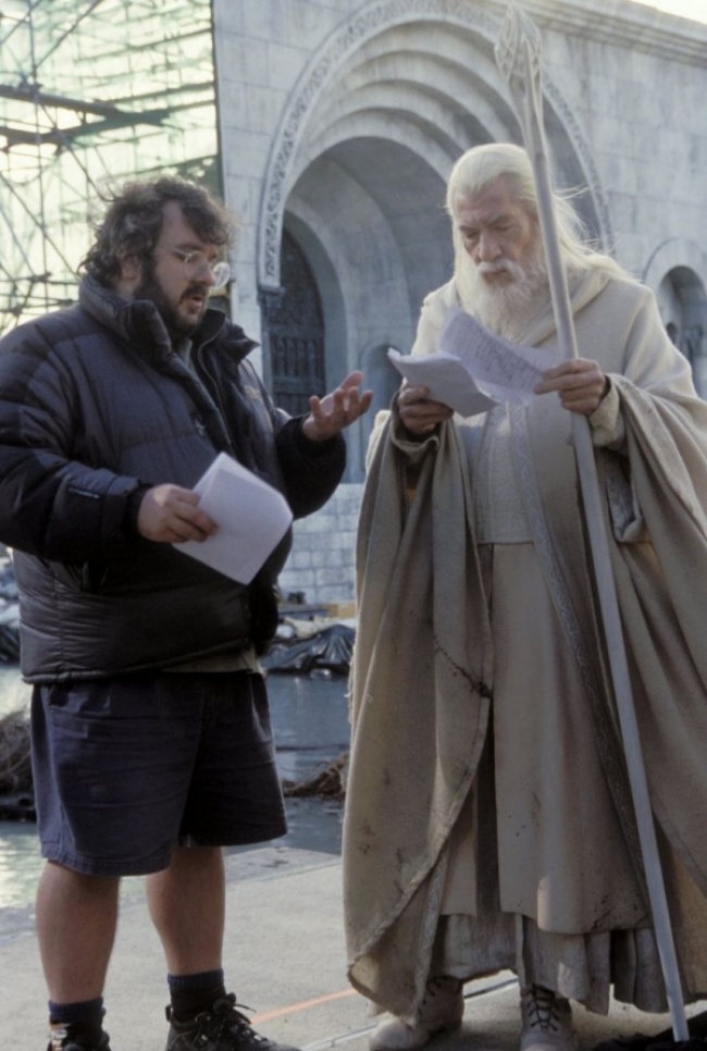  Phù thủy Gandalf đang hỏi trợ lý của mình xem nên sử dụng bùa phép nào để ngăn cản lũ Orc xâm chiếm thành phố Minas Tirith 