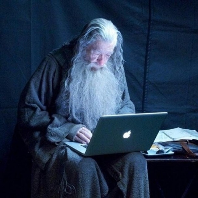  Có vẻ như trợ lý không có câu trả lời nên ngài Gandalf đáng kính phải tự Google bằng chiếc MacBook 