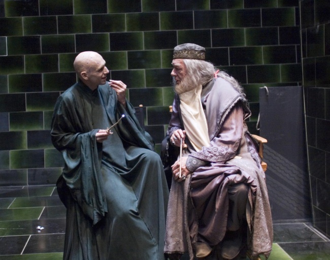  Cái gì thế này, Kẻ-mà-ai-cũng-biết-là-ai đang nói chuyện thân mật với thầy Dumbledore ư? Chuyện này chỉ có thể xảy ra ở hậu trường mà thôi 