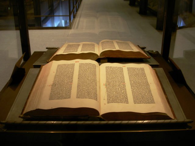  Hai ấn bản hiếm có của cuốn Kinh Thánh Gutenberg nguyên thủy. 