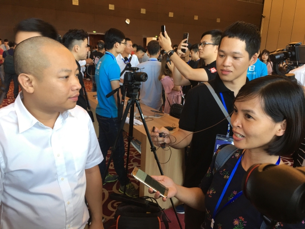 Ông Vũ Thanh Thắng trả lời phóng viên tại lễ ra mắt