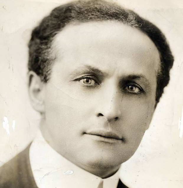  Nhà ảo thuật Harry Houdini 