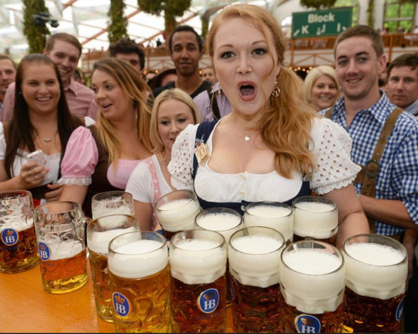  Những cô bồi bàn nóng bỏng, có thể mang theo một lúc hàng chục vại bia... là một trong những nét đặc trưng của lễ hội Oktoberfest 