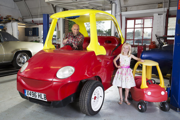 
Hai cha con Brits Geof Bitmead và John Bitmead đã cùng nhau chế tạo chiếc xe đồ chơi Cozy Coupe lớn nhất thế giới: dài 2,7m

 
