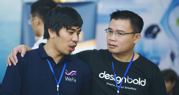  Hùng Đinh (bên phải) - CEO JoomlArt và DesignBold 