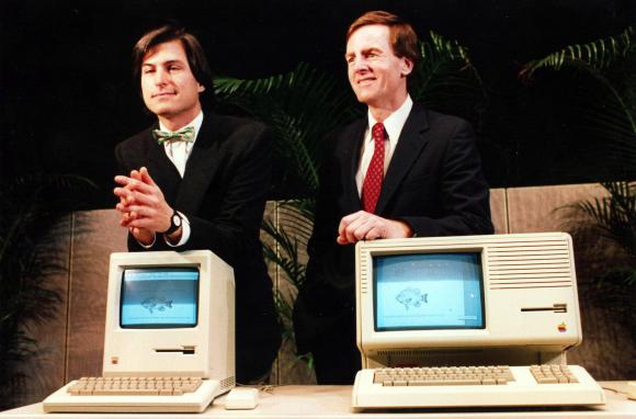  Cựu giám đốc điều hành của Apple, ông John Sculley (bên phải) đã nhìn thấy trước tương lai công nghệ từ cách đây 30 năm. 