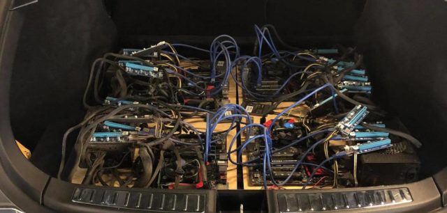  Hệ thống pin bên trong Tesla Model S được hack để cung cấp điện năng do dàn máy đào Bitcoin. 
