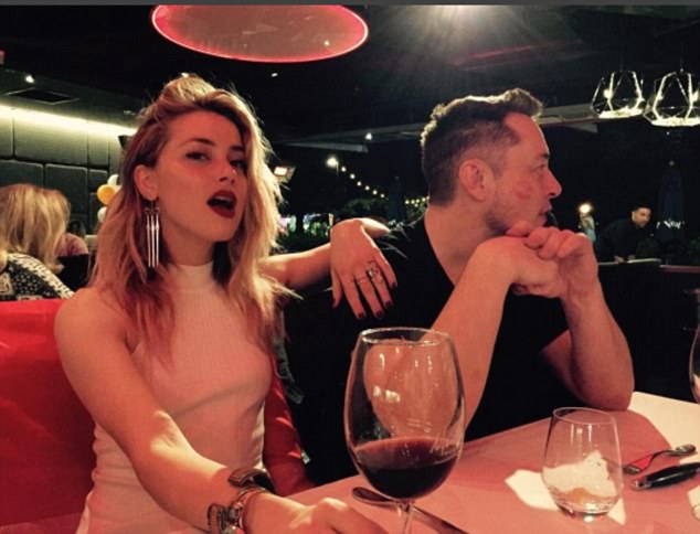  Trên Instagram, cô đăng tải hình ảnh đi ăn tối với vị tỷ phú này. Amber Heard còn đánh dấu chủ quyền bằng vết son trên mặt Elon Musk 