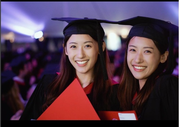  Nụ cười rạng rỡ của hai chị em trong ngày tốt nghiệp Thạc sĩ giáo dục tại Đại học Harvard (Mỹ) vào tháng 5 vừa qua 