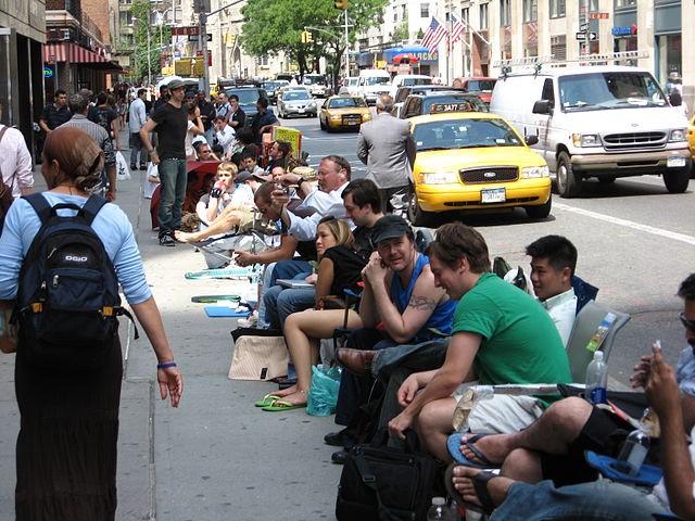  Ngày 29 tháng 6 năm 2007, người hâm mộ của Apple háo hức xếp thành hàng dài trên đường phố, để được cầm trên tay chiếc iPhone đầu tiên. 